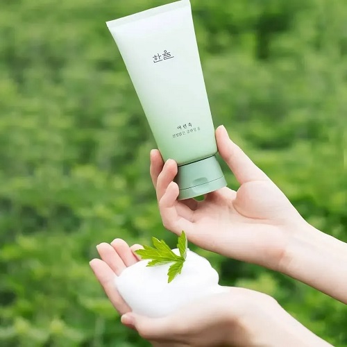 sua rua mat lam sach da Hanyul Pure Artemisia Calming Foam Cleanser